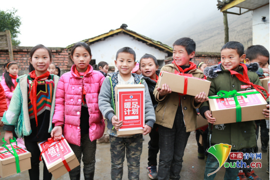 转载（导航成都）银杏学院量体裁衣开展“暖足计划” 温暖上学路