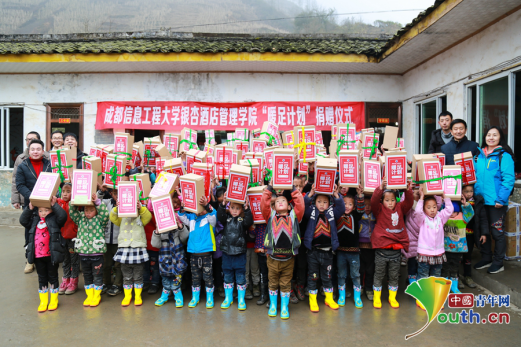 转载（导航成都）银杏学院量体裁衣开展“暖足计划” 温暖上学路