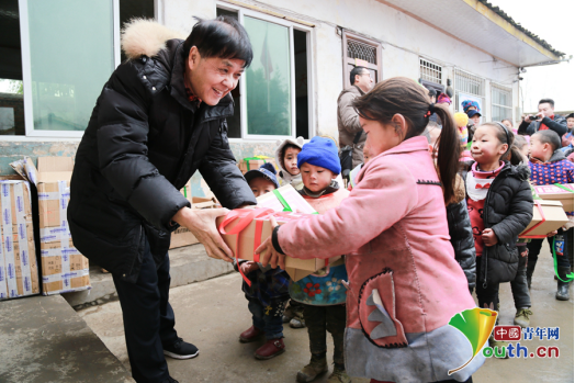 转载（导航成都）银杏学院量体裁衣开展“暖足计划” 温暖上学路