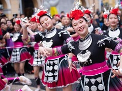 澳门举办国际幻彩大巡游喜迎回归十九周年