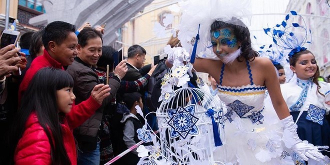 澳门举办国际幻彩大巡游喜迎回归十九周年_fororder_1123860879_15449640722501n