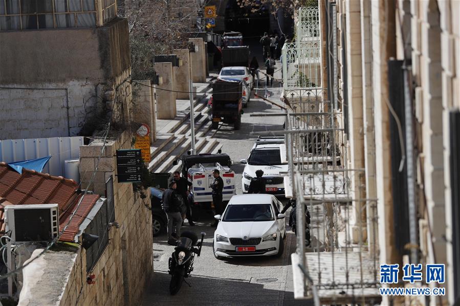 新华网@一名巴勒斯坦人开枪打伤以色列警察