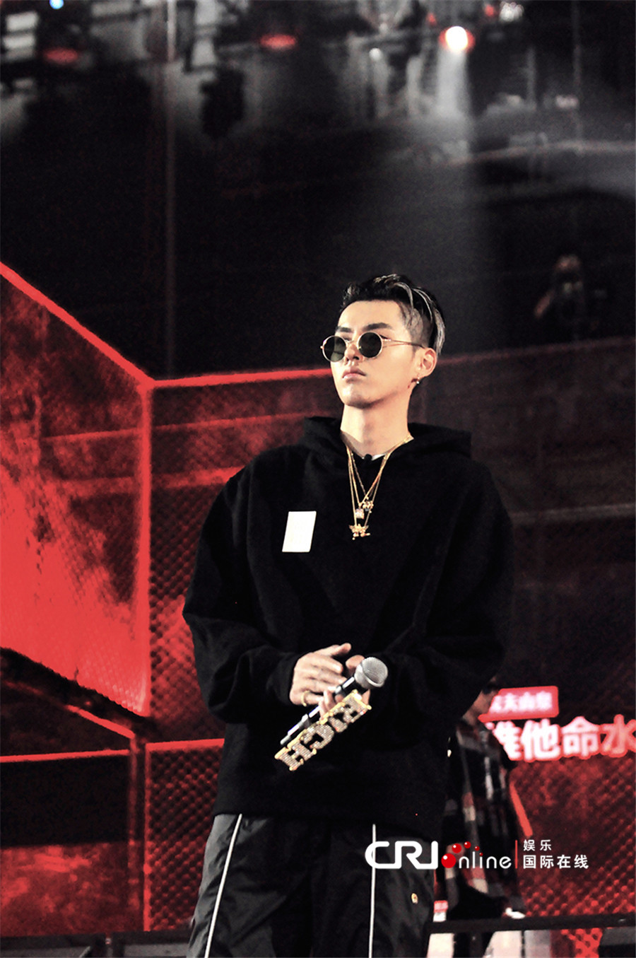 吴亦凡携队员演绎《三年二班》 展现超强舞台表现力