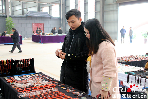 图片默认标题_fororder_游客在选购玉石--（摄影--高学兵）5