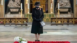 英女王向无名烈士墓碑献花 首次公开戴口罩亮相