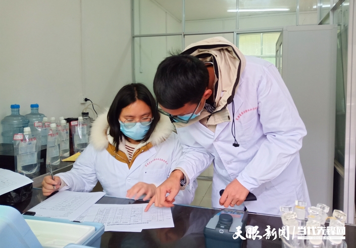 瓮安水务忙碌在疫情防控中的水检医生