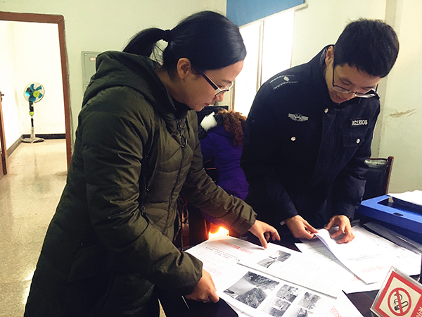 图片默认标题_fororder_城管工作人员在总结工作