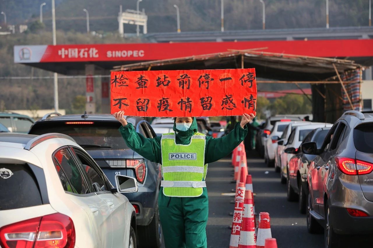 #央视网#【战疫最前线】姑娘，你举牌子的样子真好看