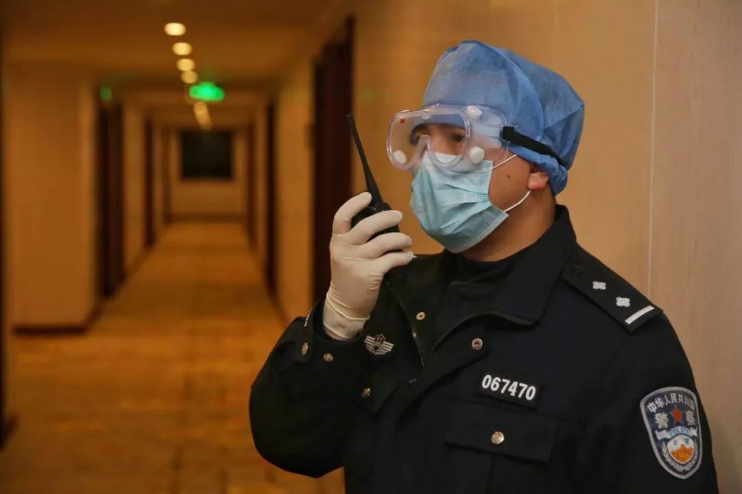 #央视网#【战疫最前线】姑娘，你举牌子的样子真好看