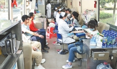 武汉万余名大学生献血近4吨
