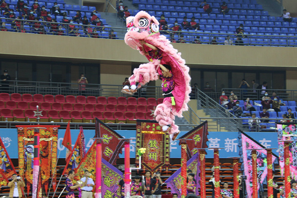 【看“蚝”钦州】2020年钦州蚝情节最炫舞狮：舞狮队在2.5米梅花桩上表演高难度动作