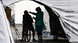 美国日增新冠确诊病例超13万 一周日均新增近10万