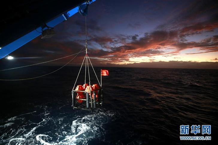 记者手记：在马里亚纳海沟探索海洋最深处的科学奥秘