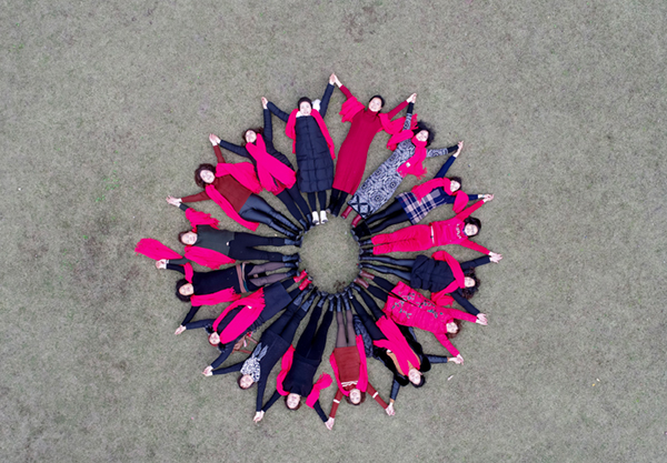 图片默认标题_fororder_1华蓥供销社建社四十周年联谊会的职工在摆放“同心园”