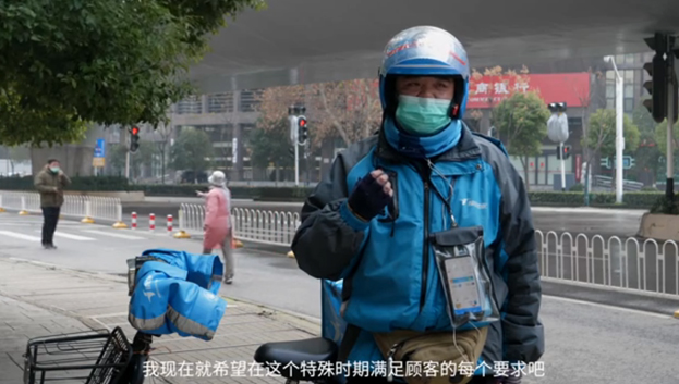 饿了么小哥奔走武汉街头，花式解决市民需求，网友：谢谢！