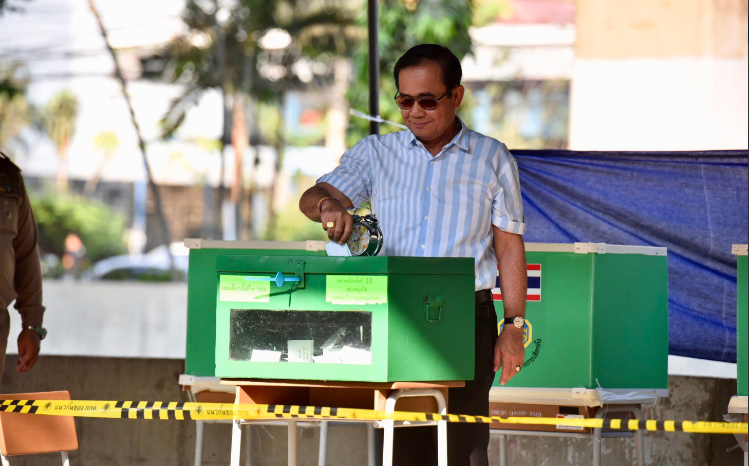 泰国现任总理巴育也已到达投票站，排队投票。_fororder_70e11e0fly1g1dmxnh7pjj214i0qv1kz