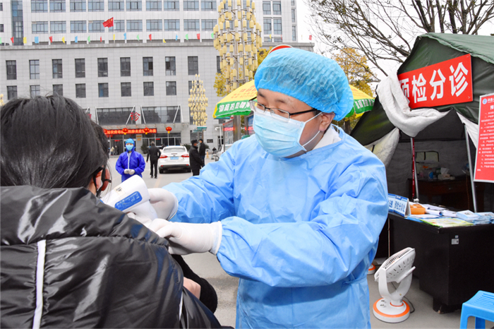 【战“疫”·人物】汉中市洋县基层医务人员冲锋前线：疫情摆中间 亲情放两边