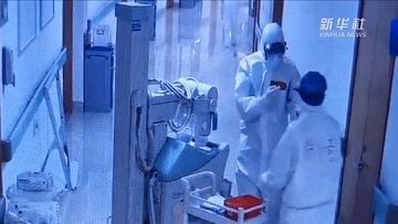 新华社■隔离区直击｜一次偶遇 一个拥抱 一份力量