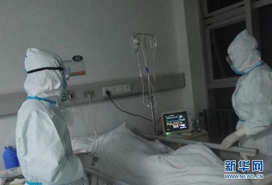 [新华网]多地一线抗疫医务人员工作影像实录