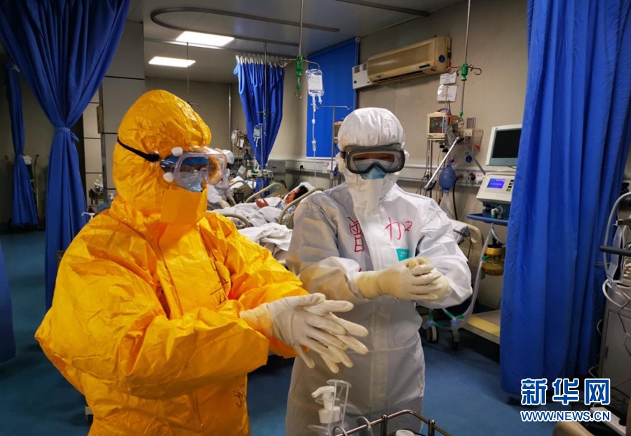 [新华网]多地一线抗疫医务人员工作影像实录