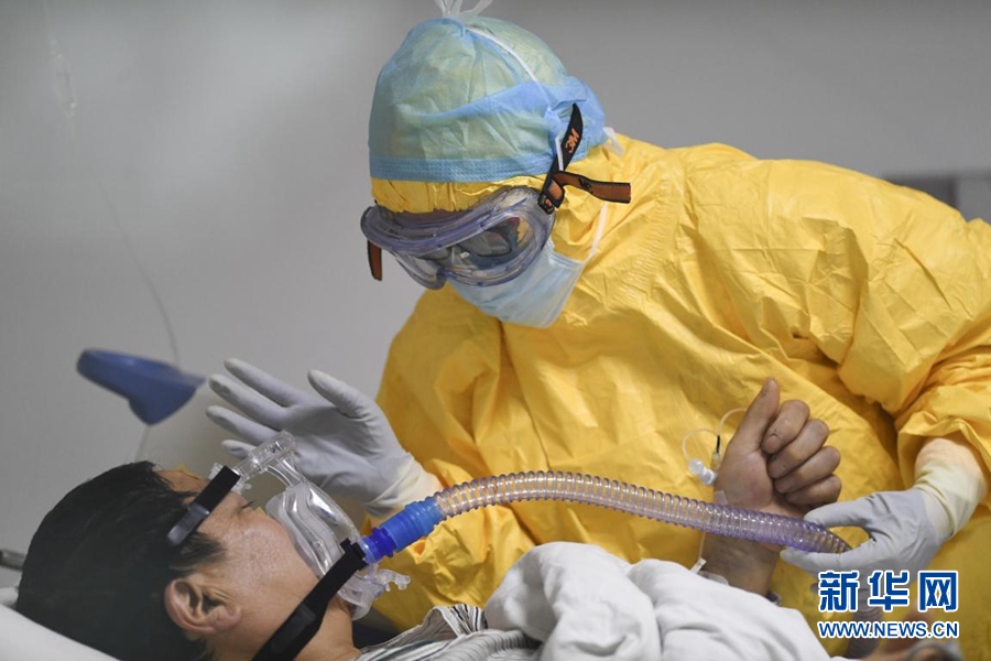 [新华网]多地一线抗疫医务人员工作影像实录