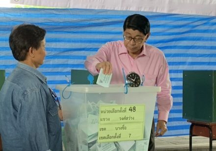 泰国副总理威萨努来到第7选区投票点投票。_fororder_d0a732bfgy1g1drp698z1j20sg0lcgof