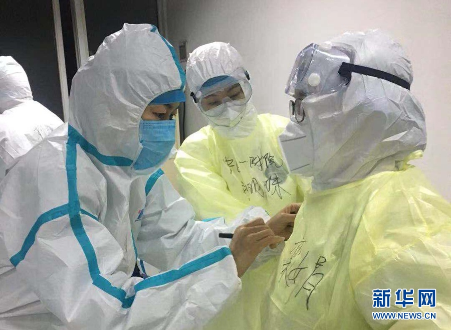 [新华网]多地一线抗疫医务人员工作影像实录