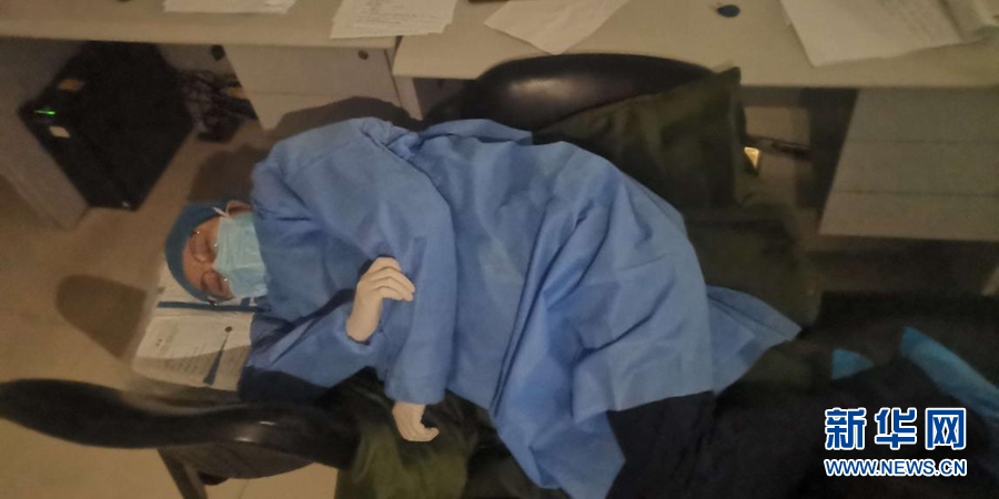 [新华网]多地一线抗疫医务人员工作影像实录