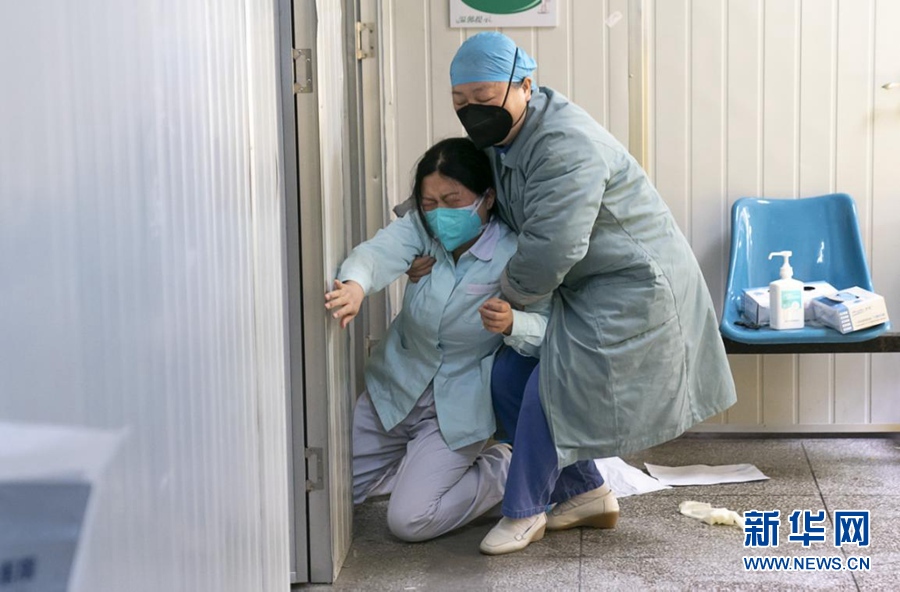 [新华网]多地一线抗疫医务人员工作影像实录