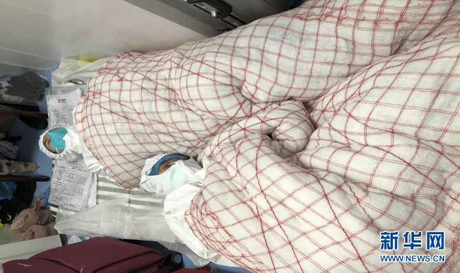 [新华网]多地一线抗疫医务人员工作影像实录