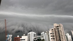 暴雨袭击新加坡多地 降雨量超过同期平均值