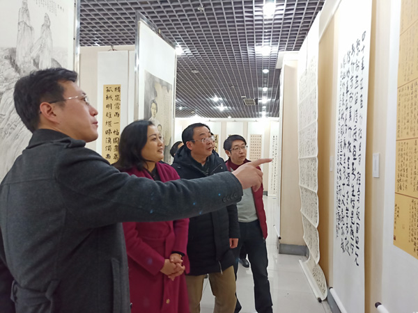 图片默认标题_fororder_半月谈杂志社党委委员、副总编王永前（左一）与宜宾市委常委、宣传部长李敏（左二）参观展览(摄影王晓)