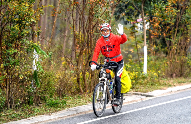 武漢の74歳男性 自転車で600キロ離れた南京へ 命を救ってくれた医師らにお礼