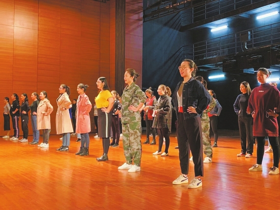 （焦点图，导航成都，移动端轮播图）9名川妹子国博讲解“改革开放40年”