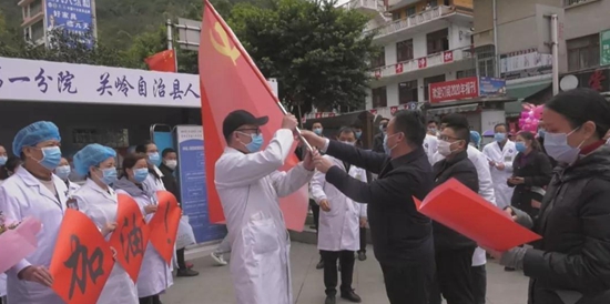 贵州关岭：县人民医院医护人员支援抗疫一线
