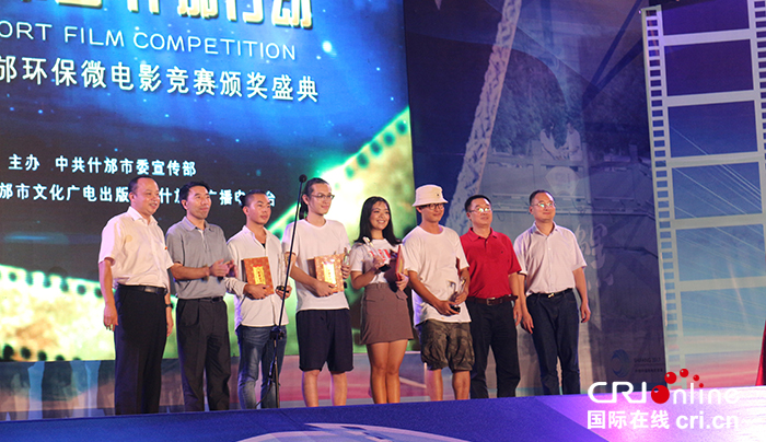 图片默认标题_fororder_领导与获奖导演合影1