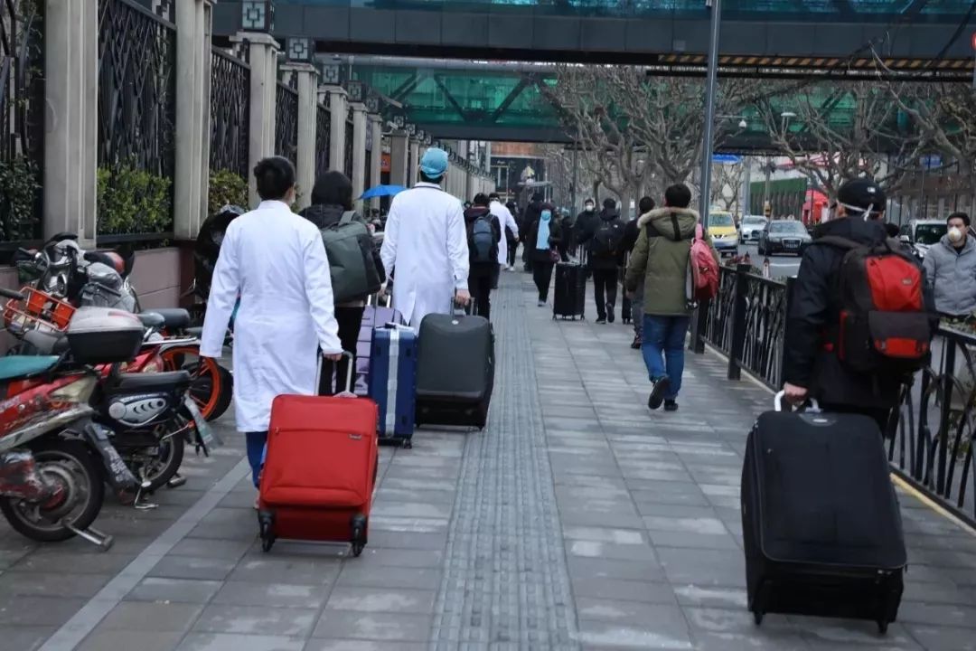 「国际在线」接力驰援武汉！高校“白衣战士”再出征