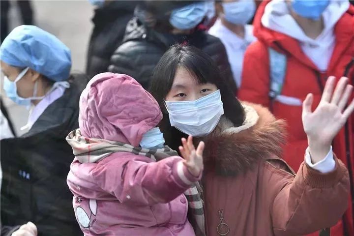 「国际在线」接力驰援武汉！高校“白衣战士”再出征