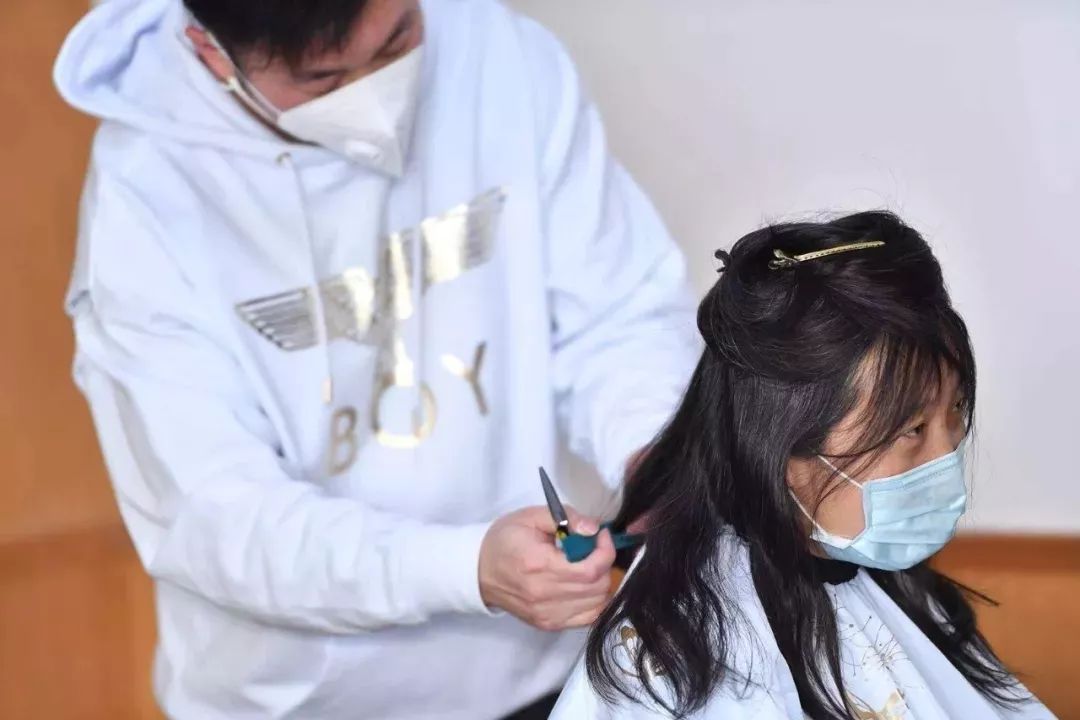 「国际在线」接力驰援武汉！高校“白衣战士”再出征