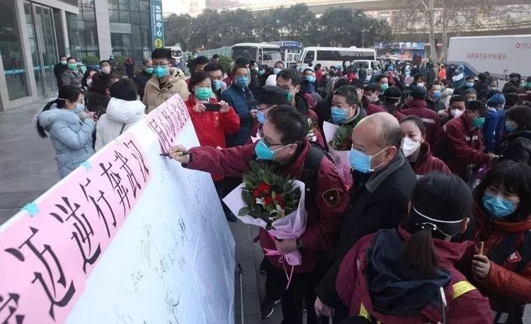 「国际在线」接力驰援武汉！高校“白衣战士”再出征