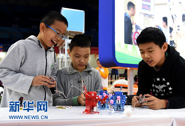 北京市举办中小学生特色科技活动展