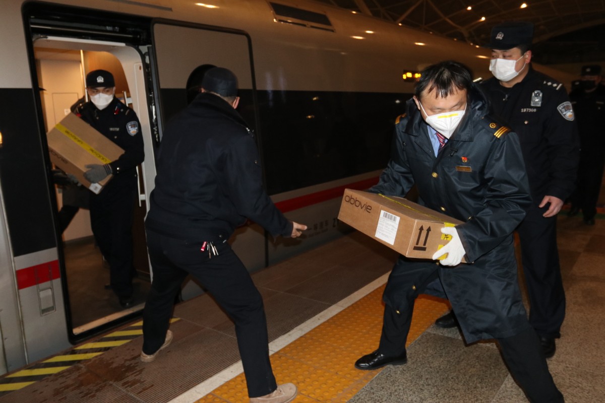 #北京日报#武汉站“头雁”：16分钟转运700多箱医疗物资直奔火神