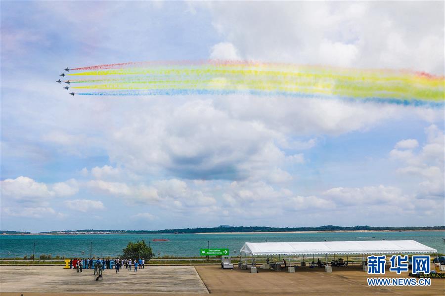 新华网@空军八一飞行表演队在新加坡樟宜机场进行检验性飞行