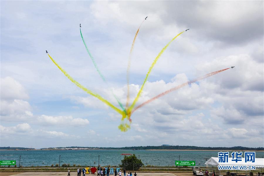 新华网@空军八一飞行表演队在新加坡樟宜机场进行检验性飞行