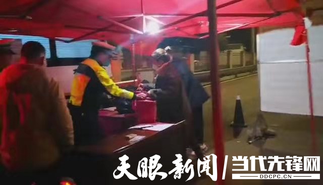 （市州）瓮安：交警坚守护民平安 热心群众凌晨送宵夜