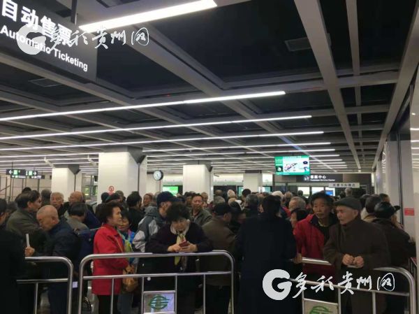 （大交通）贵阳地铁优惠卡办理点出现“高峰期” 相关证件仍可免费乘车