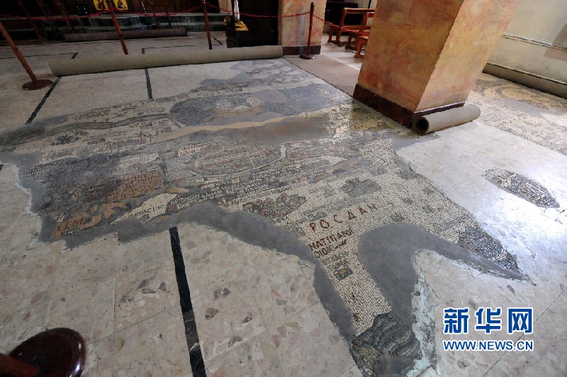 聖·喬治東正教教堂地面上用馬賽克鑲嵌的中東地圖。（新華網記者 程春香 攝）