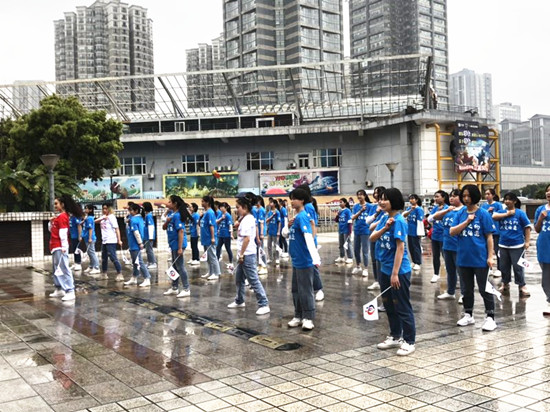 【聚焦重庆】为生命礼赞 重庆街头百人“快闪” 致敬器官捐献