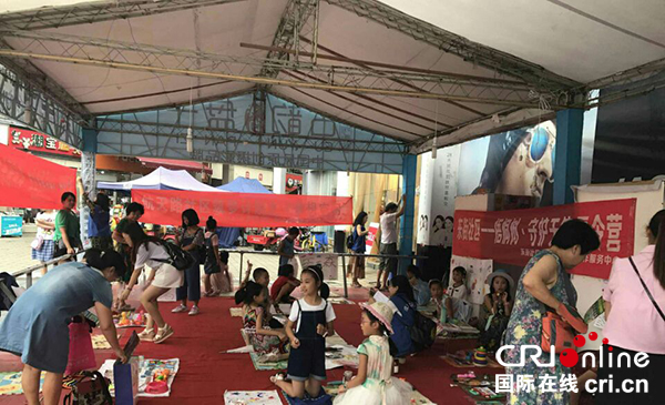 图片默认标题_fororder_义卖活动现场。（温江区柳城街道-供图）