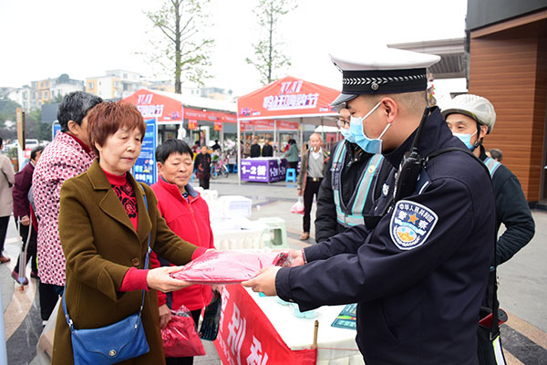 成都市大邑县交警大队开展创建“零酒驾”示范社区宣传活动